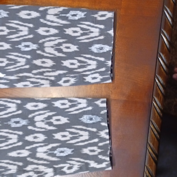 GAP CROPPED PANTS, SIZE 6R.  TWO ZIP POCKETS IN THE FRONT, TWO IN BACK. - Picture 7 of 7